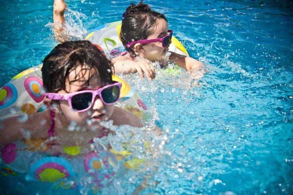 La piscine et les enfants : conseils de sécurité essentiels